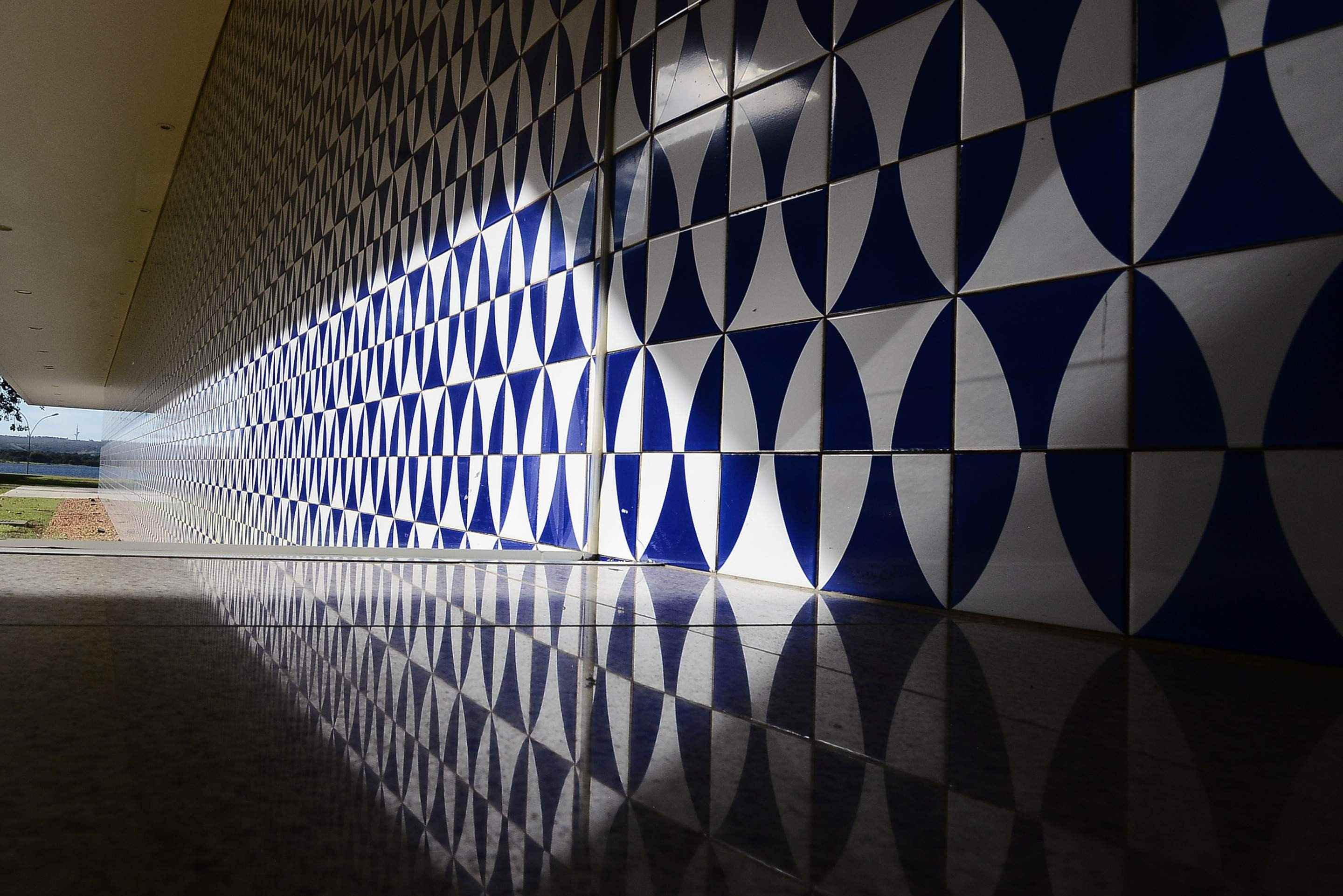 Brasilia Palace completa 68 anos. Parede de Athos Bulc&atilde;o est&aacute; preservada