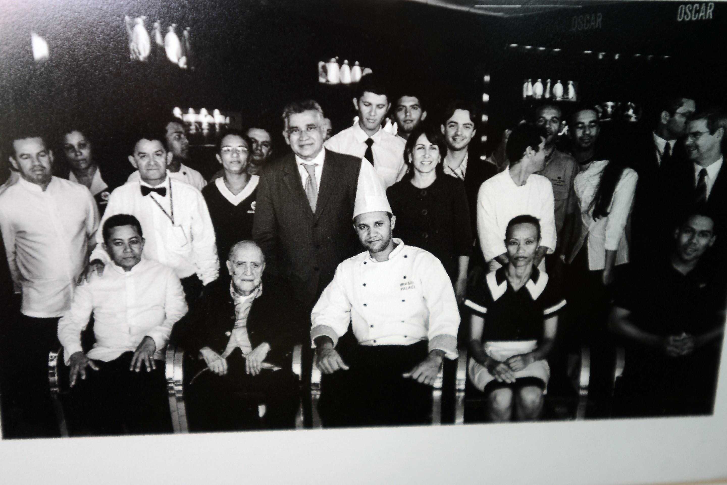 Niemeyer com os funcion&aacute;rios no Restaurante Oscar, no Bras&iacute;lia Palace