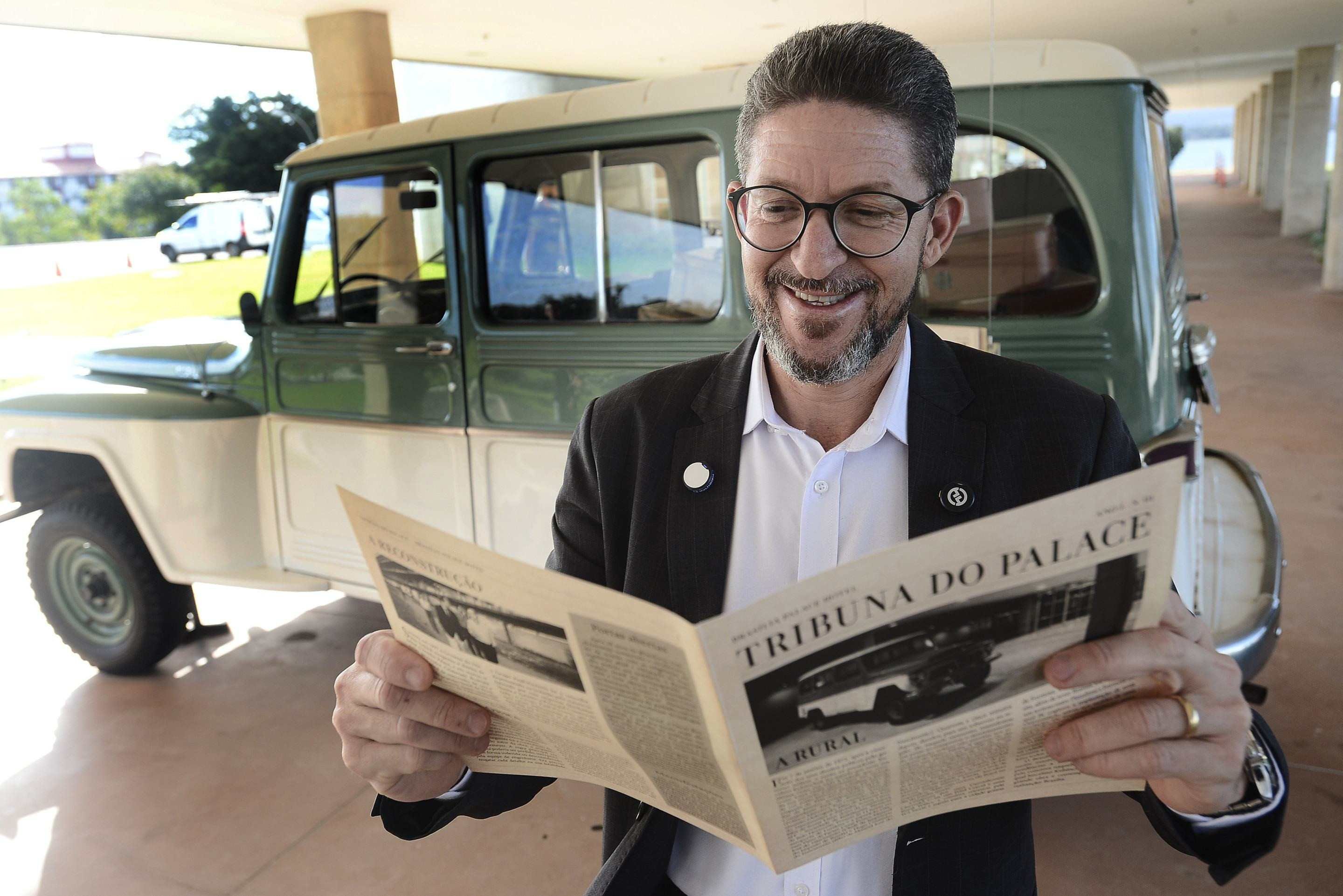 Bras&iacute;lia Palace completa 68 anos. Gerente Peterson Brilhante folheia a Tribuna do Palace, folheto que conta a hist&oacute;ria do hotel
