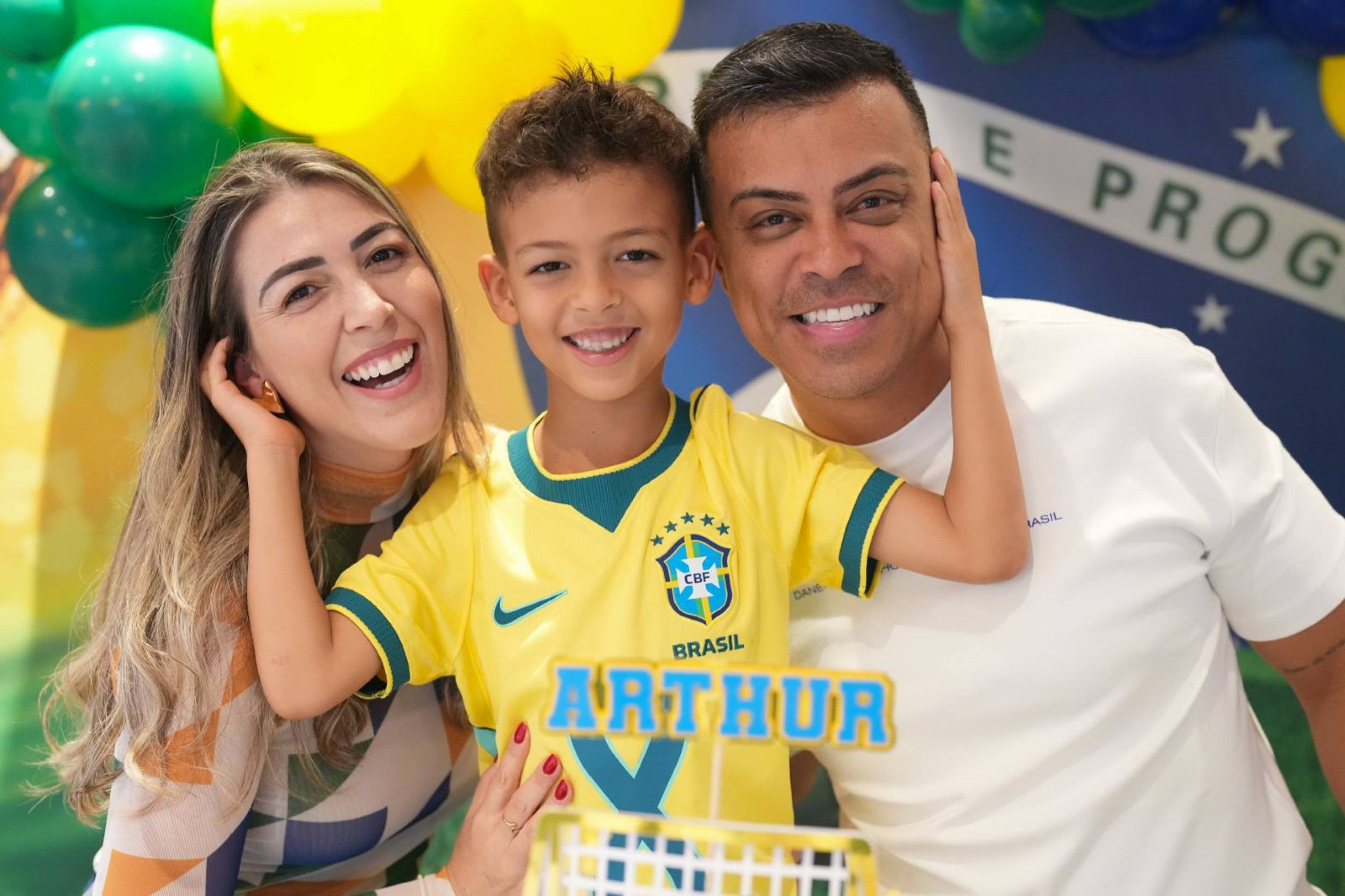 Talita e Gustavo Viegas com o filho Arthur, que aprendeu a torcer com os pais e adora jogar