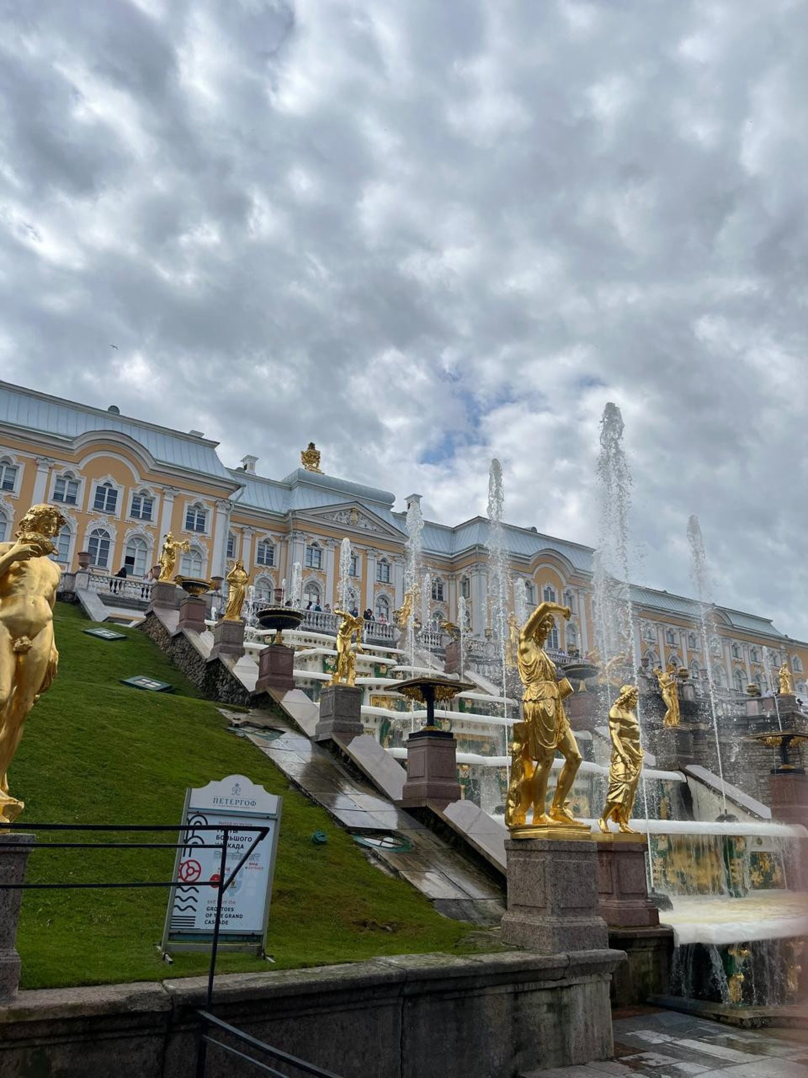 O pal&aacute;cio Petrodvorets, a janela para a Europa de Pedro,  o Grande, &agrave;s margens do B&aacute;ltico, com 120 hectares de jardins, 66 fontes, 39 est&aacute;tuas e 19km de canais