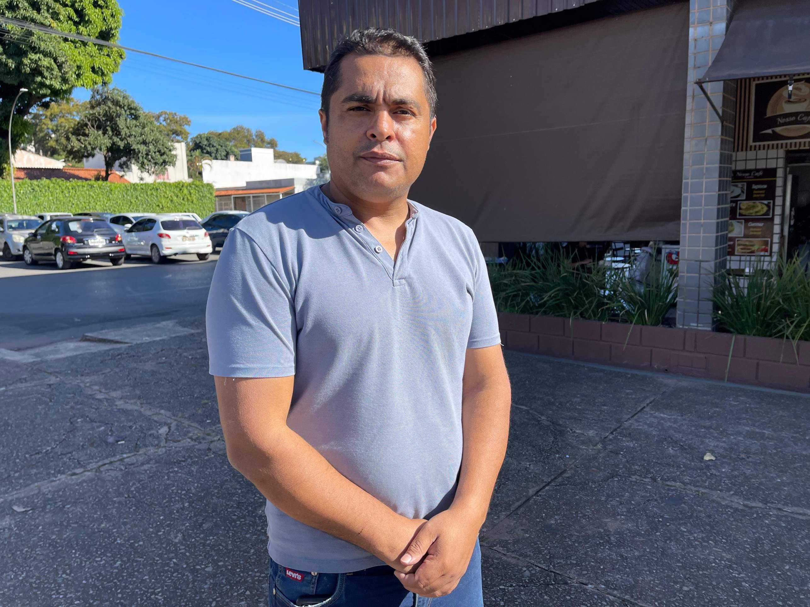 Jos&eacute; Carlos relata que eletrom&eacute;sticos da lanchonete queimaram ap&oacute;s pico de energia