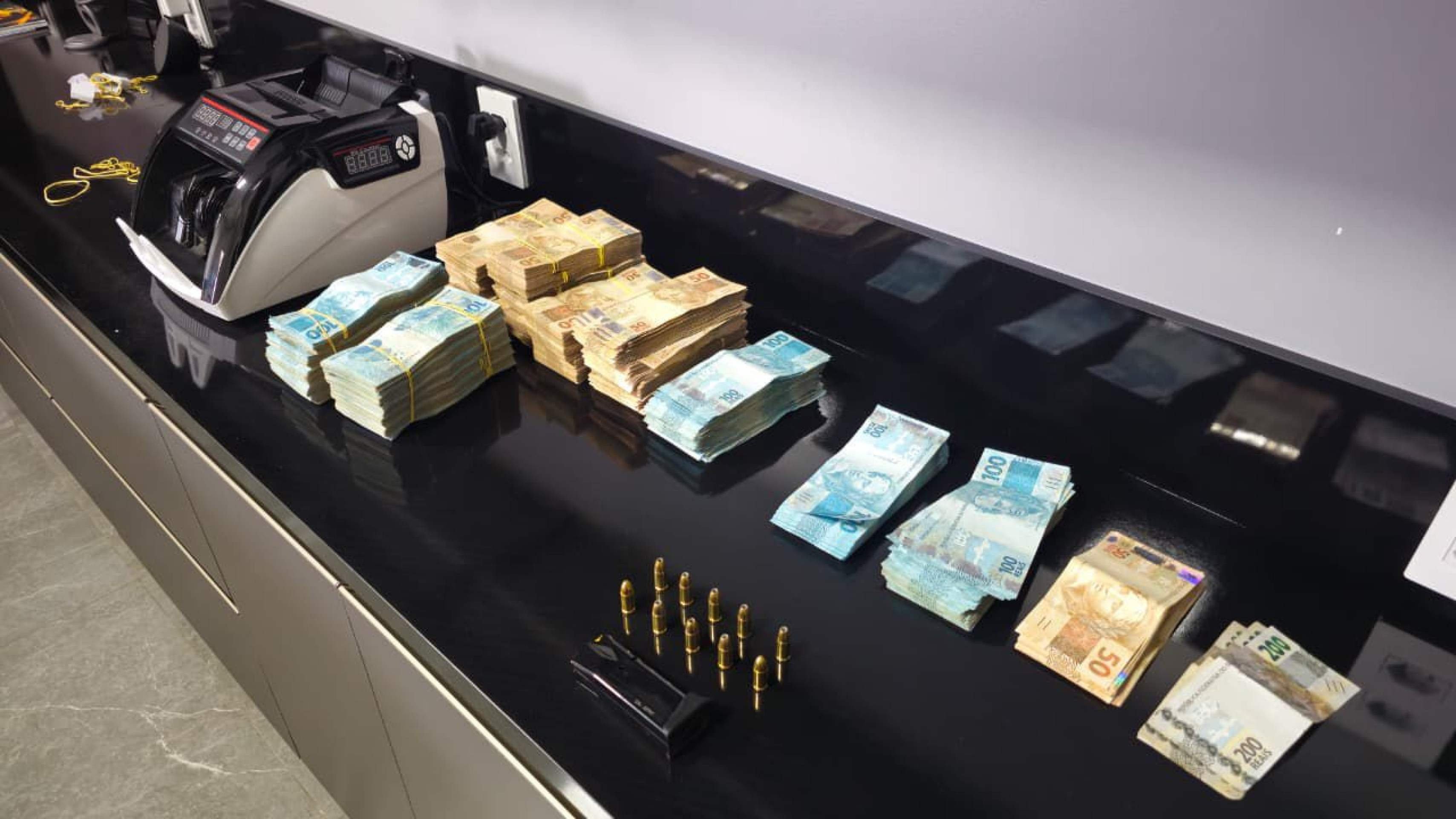  Ao todo, os valores apreendidos no im&oacute;vel da parlamentar chegam a R$ 240 mil