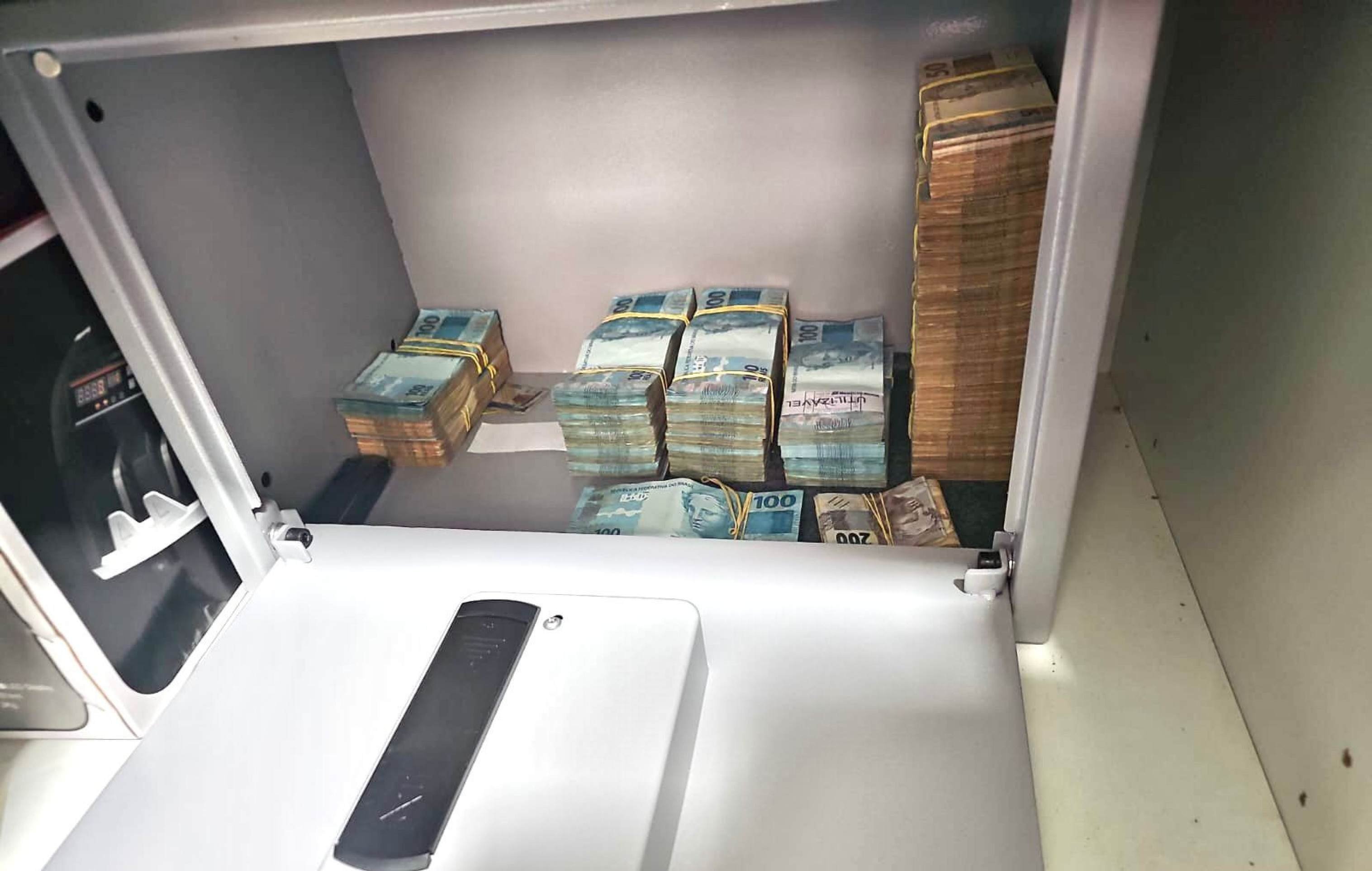  Ao todo, os valores apreendidos no im&oacute;vel da parlamentar chegam a R$ 240 mil