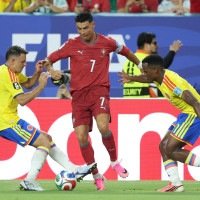 Santiago Arias e Jhon Arias protagonizam disputa de bola com Cristiano Ronaldo, durante confronto entre Colômbia e Portugal, pela terceira rodada da fase de grupos da Copa do Mundo de 2026       -  (crédito:  AFP)