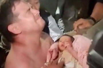 Voluntários golpeiam restos de concreto com marretas de ferro em busca de sobreviventes sob os escombros em La Guaira, Venezuela, 26 de junho de 2026. -  (crédito: Getty Images)