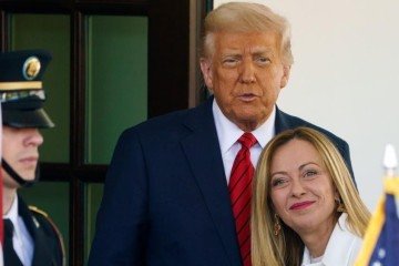Giorgia Meloni foi fotografada conversando com o presidente dos EUA em um sofá na cúpula do G7 na França -  (crédito: Reuters)