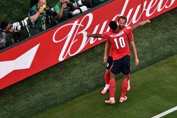 Jude Bellingham comemora com Harry Kane após gol marcado pelo centroavante na vitória por 2 x 0 contra o Panamá, pela terceira rodada da Copa do Mundo de 2026       -  (crédito:  AFP)