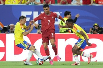 Santiago Arias e Jhon Arias protagonizam disputa de bola com Cristiano Ronaldo, durante confronto entre Colômbia e Portugal, pela terceira rodada da fase de grupos da Copa do Mundo de 2026       -  (crédito:  AFP)