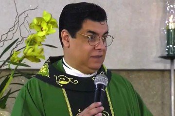 Com mais de 5 milhões de seguidores, o religioso arrancou aplausos dos fiéis e foi chamado de 'salva-vidas' na internet -  (crédito: Reprodução)