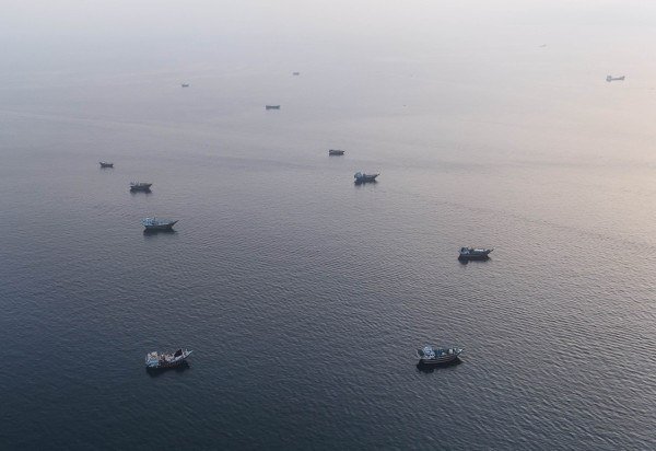 Navios no Estreito de Ormuz: guerra volta a escalar -  (crédito:  AFP)