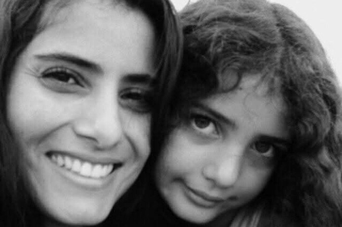 Bruna, ainda crian&ccedil;a, com a m&atilde;e, Vanessa Zacarias 