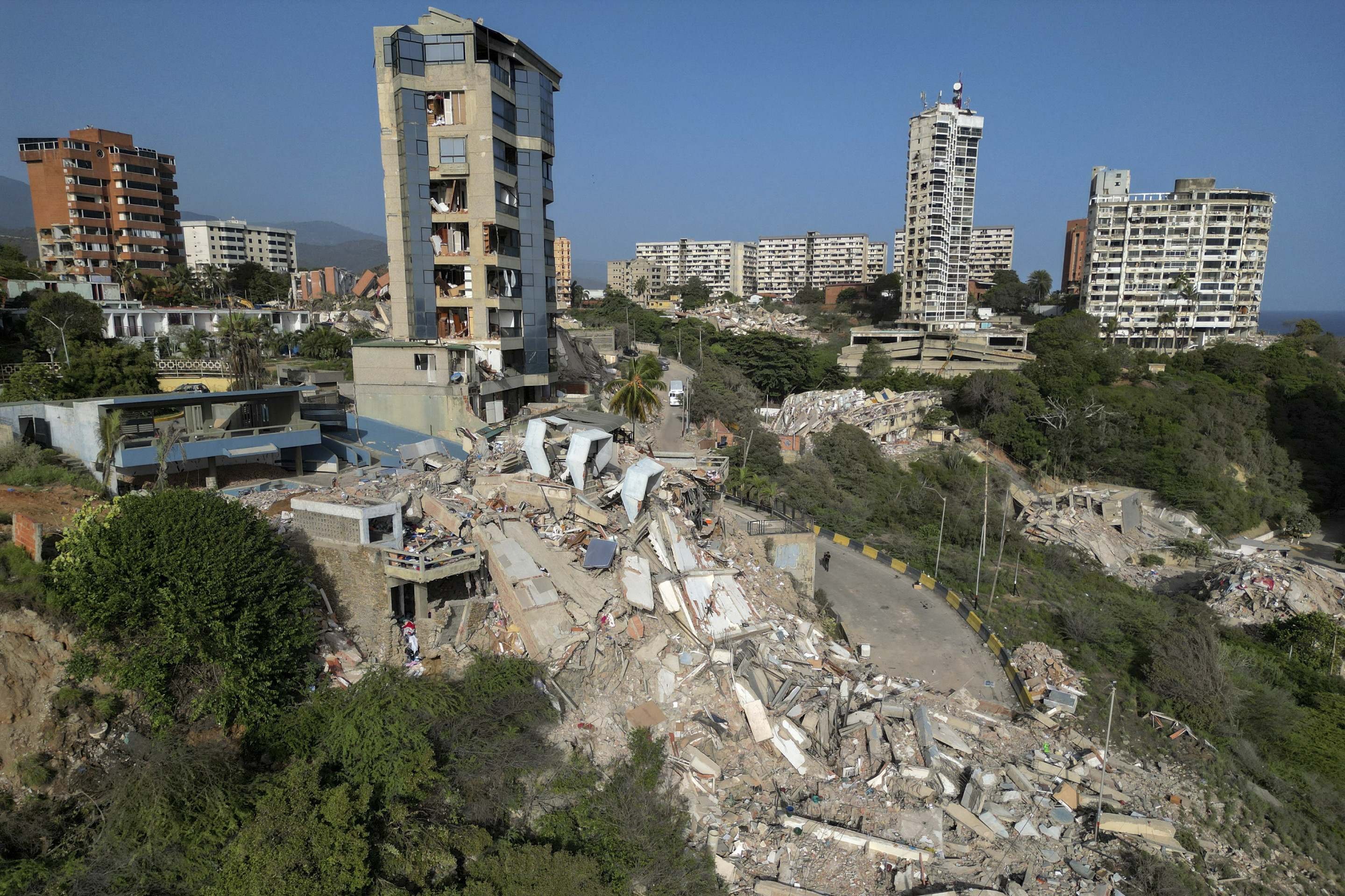 Fotografia a&eacute;rea mostra pr&eacute;dios destru&iacute;dos na cidade de Catia La Mar, tamb&eacute;m em La Guaira, uma das mais afetadas pelos abalos 