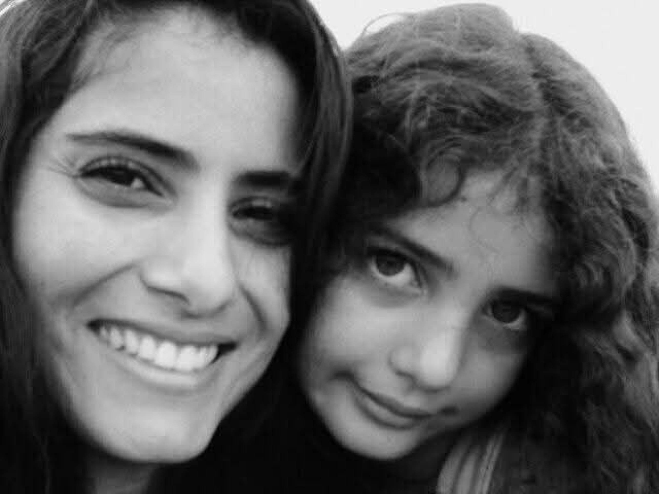 Bruna, ainda crian&ccedil;a, com a m&atilde;e, Vanessa Zacarias 