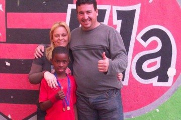 Vini Jr (na segunda fileira, ao centro) ao lado dos colegas com quem treinava na escola de futebol -  (crédito: Arquivo Pessoal)