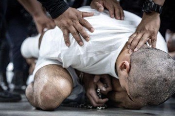 Supostos criminosos participam de audiência virtual durante um julgamento coletivo contra membros da gangue 'Mara Salvatrucha' (MS-13) -  (crédito: Getty Images)