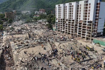 Imagem aérea mostra equipes removendo os escombros de um prédio em Caraballeda, no estado de La Guaira -  (crédito: Miguel Medina/AFP)