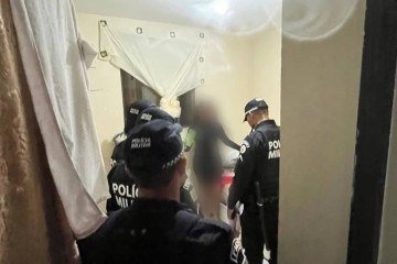 Mulher teve socorro prestado por militares da PMDF, durante crise de saúde -  (crédito: Soinp/ Divulgação)