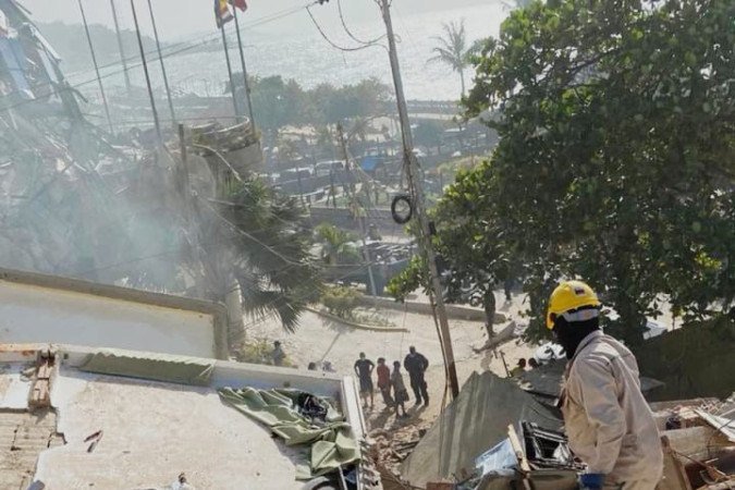 Sadrad Bolívar tira pedaços de prédio, em Macuto, no estado de La Guaira 