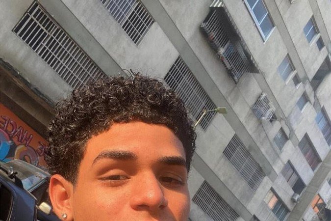Sadrad Rondón Bolívar, 18 anos, morador de Caracas, voluntário em Macuto (La Guaira) 


