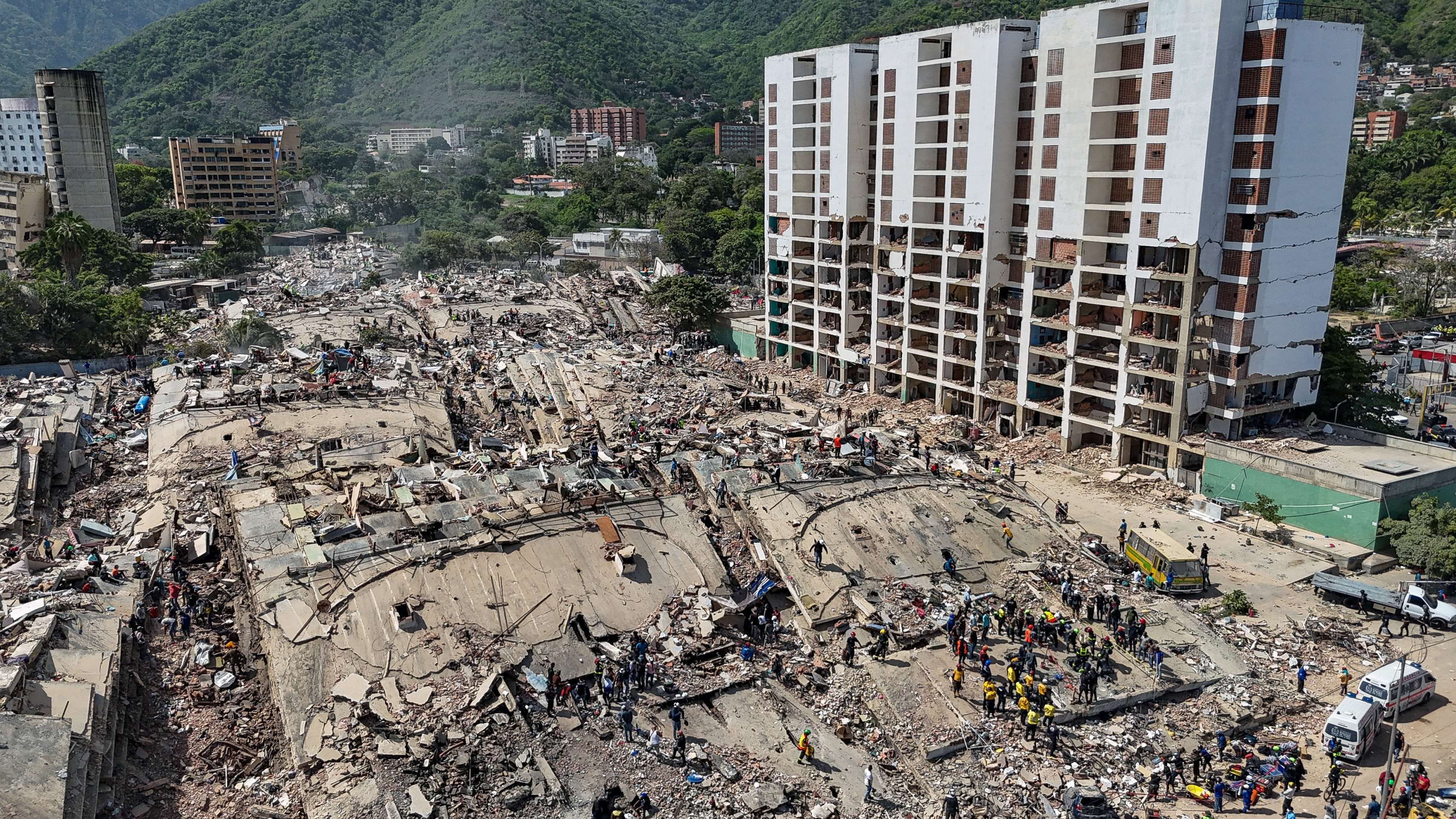 Voluntários civis usam as mãos para salvar vidas após terremoto