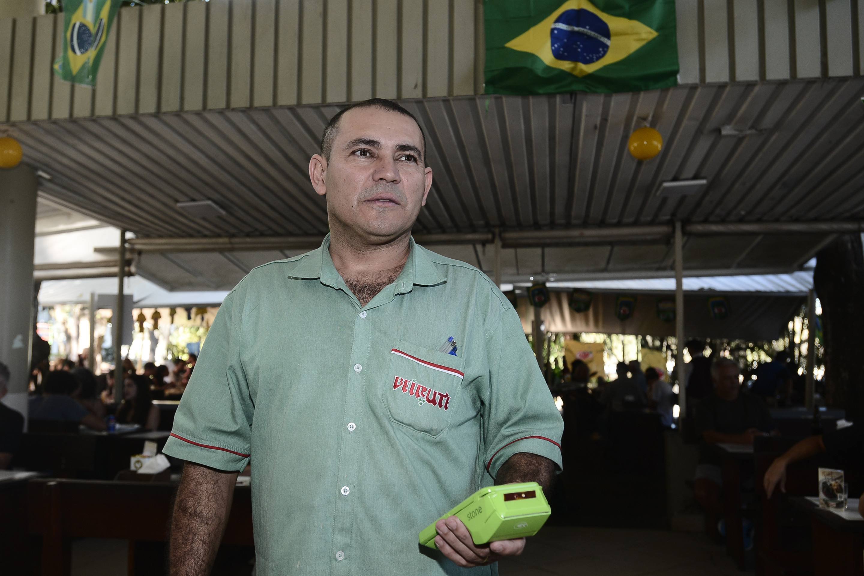  Gilson Paulo, do Beirute: quatro TVs ligadas no jogo