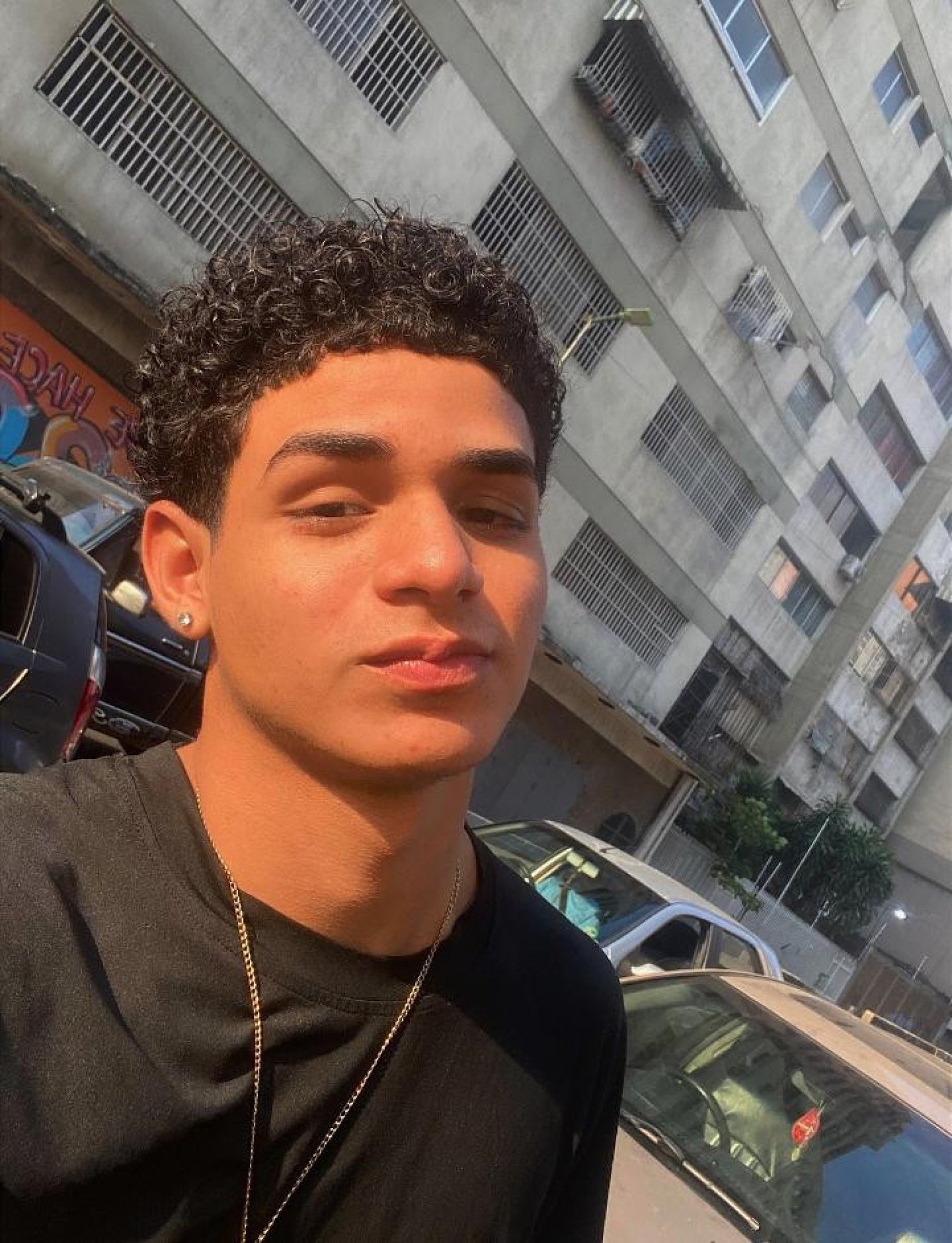 Sadrad Rond&oacute;n Bol&iacute;var, 18 anos, morador de Caracas, volunt&aacute;rio em Macuto (La Guaira)   
