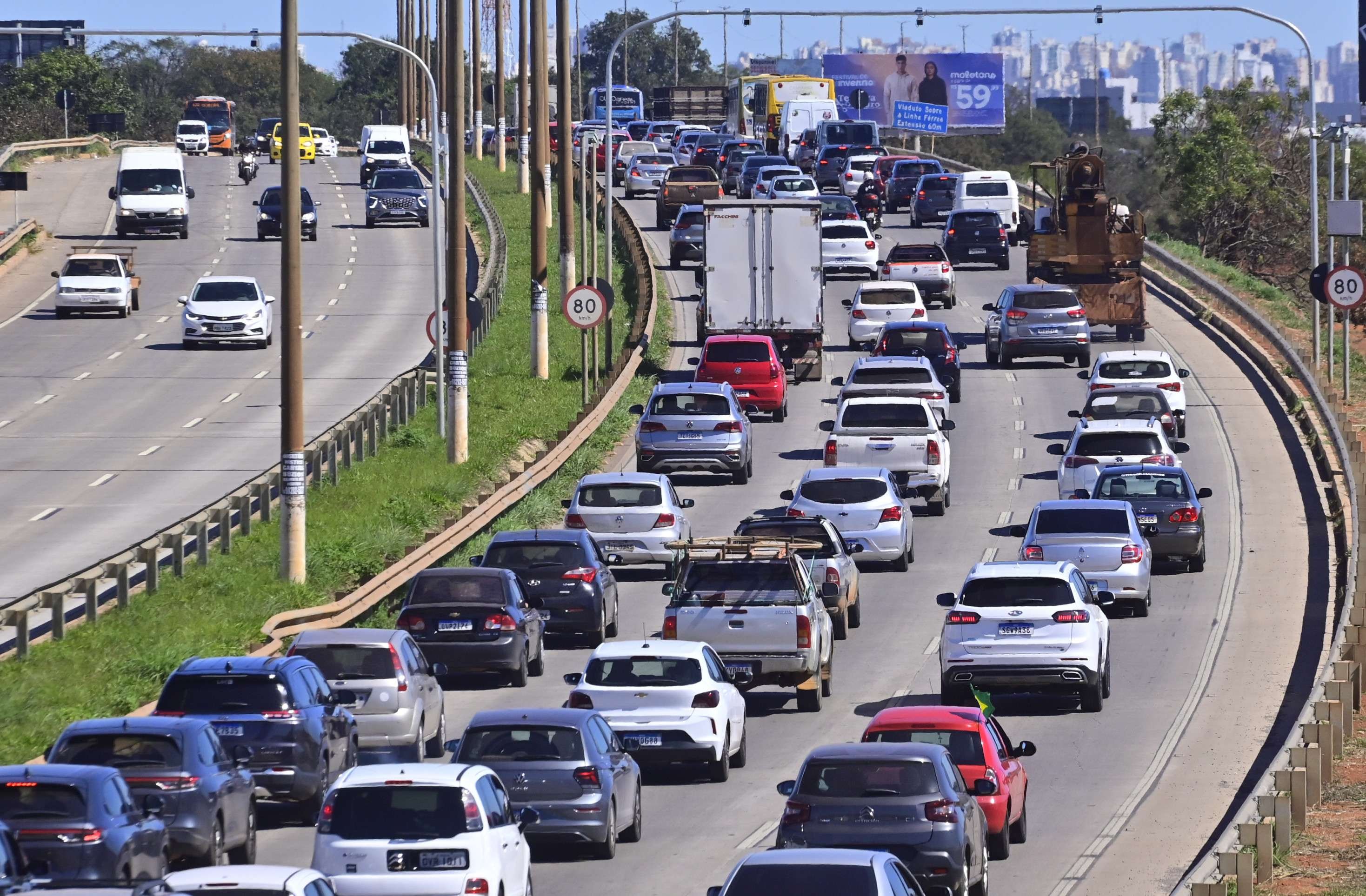 Governo amplia financiamento para carros de motoristas de táxi e app