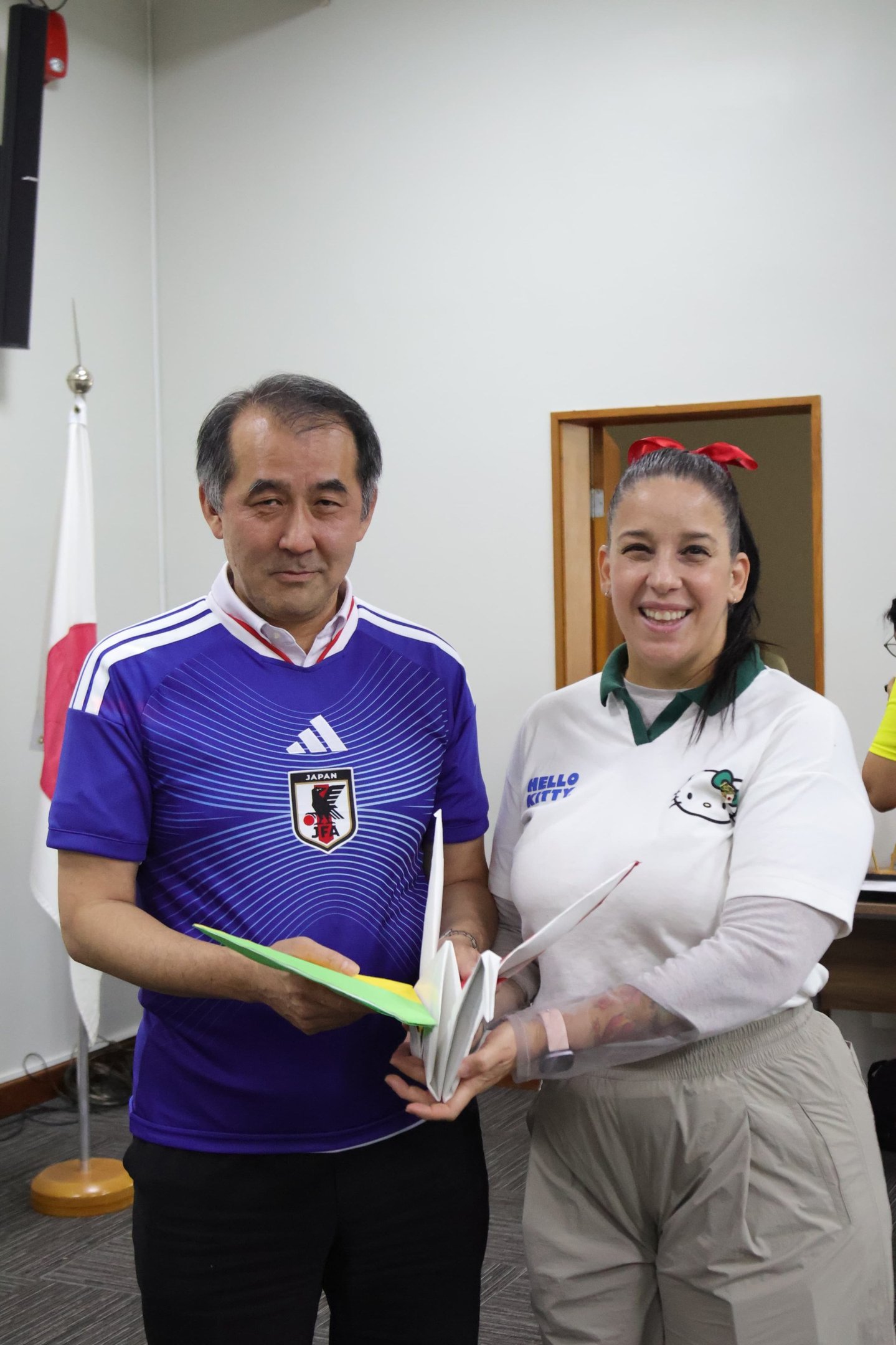Ludmila Magalh&atilde;es levou &agrave; embaixada tsurus feitos por ela mesma, com as cores do Brasil e do Jap&atilde;o