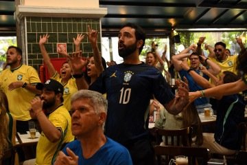 Brasilienses acompanham a partida contra o Japão, em um bar na Asa Norte: festa e dinheiro a mais no bolso dos comerciantes - (crédito: Marcelo Ferreira/CB/D.A Press) Brasilienses acompanham a partida contra o Japão, em um bar na Asa Norte: festa e dinheiro a mais no bolso dos comerciantes - (crédito: Marcelo Ferreira/CB/D.A Press)