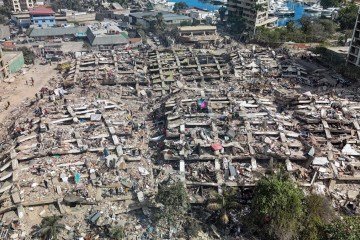 Esta vista aérea mostra edifícios destruídos em Caraballeda, no estado de La Guaira, Venezuela, em 28 de junho de 2026       -  (crédito: MIGUEL MEDINA / POOL / AFP)