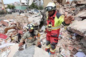 Ronnie Navarro percorreu 350 quilômetros desde Puerto La Cruz, no oeste da Venezuela, até La Guaira para ajudar a retirar o tio dos escombros -  (crédito: BBC Mundo)