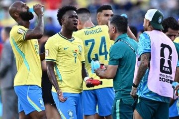 Enquanto a instituição defende a decisão por motivos de saúde, técnicos, jogadores e torcedores questionam as interrupções em jogos disputados sob temperaturas mais amenas -  (crédito: Reprodução/Dylan Martinez/Reuters)