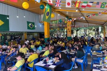 Público acompanha Brasil X Japão no bar Simpsons, na 307 Sul -  (crédito: Mel Karoline /CB/ DA Press)