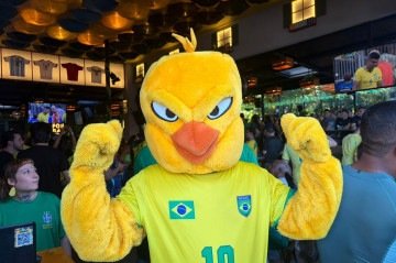 Canarinho Pistola anima torcedores brasileiros no Bar Responsa, na 202 Sul  -  (crédito: Rafael Lins/CB/DA Press)