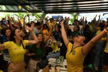 Rafaela (no centro) e Heloiza (à direita) celebram conquista da Seleção -  (crédito: Marcelo Ferreira/CB/DA Press)