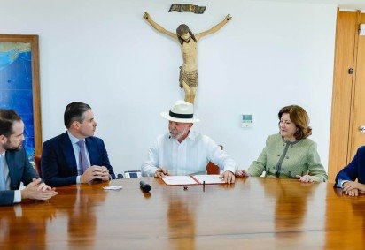 Motta, Lula e a ministra Miriam Belchior (Casa Civil) na reunião para a entrega do PL para tramitação -  (crédito: Ricardo Stuckert/PR) -Motta, Lula e a ministra Miriam Belchior (Casa Civil) na reunião para a entrega do PL para tramitação -  (crédito: Ricardo Stuckert/PR)