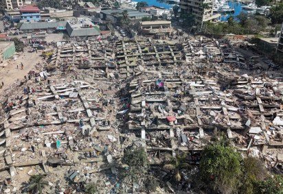 Vista a&eacute;rea mostra edif&iacute;cios destru&iacute;dos em Caraballeda, no estado de La Guaira, Venezuela, em 28 de junho de 2026       -  (crédito: MIGUEL MEDINA / POOL / AFP)