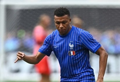  France's forward #10 Kylian Mbappe takes part in the warm-up ahead of the 2026 World Cup Group I football match between Norway and France at the Boston Stadium in Foxborough on June 26, 2026. -  (crédito: Jewel Samad/AFP) - France's forward #10 Kylian Mbappe takes part in the warm-up ahead of the 2026 World Cup Group I football match between Norway and France at the Boston Stadium in Foxborough on June 26, 2026. -  (crédito: Jewel Samad/AFP)