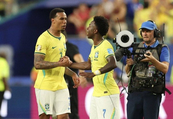 O zagueiro brasileiro nº 03 Gabriel Magalhães e o atacante nº 07 Vinicius Junior aparecem juntos após vitória do Brasil contra Escócia -  (crédito: PATRICIA DE MELO MOREIRA / AFP)
