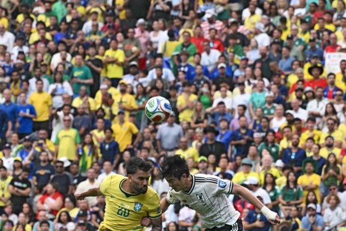  ucas Paquet&aacute; e Shogo Taniguchi duelam pela bola no confronto entre Brasil x Jap&atilde;o, pela segunda fase da Copa do Mundo