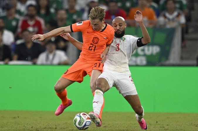  Netherlands' midfielder #21 Frenkie de Jong and Morocco's defender #03 Noussair Mazraoui fight for the ball during the 2026 World Cup round of 32 football match between the Netherlands and Morocco at the Monterrey Stadium in Guadalupe on June 29, 2026.  (Photo by Alfredo ESTRELLA / AFP)
       -  (crédito:   Alfredo ESTRELLA / AFP)