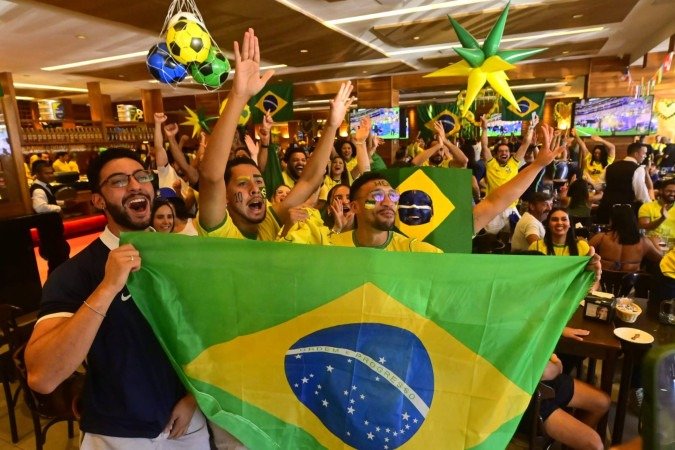 Seleção garante a vitória e leva torcedores ao delírio, embalados pelos gritos de Seleção garante a vitória e leva torcedores ao delírio, embalados pelos gritos de