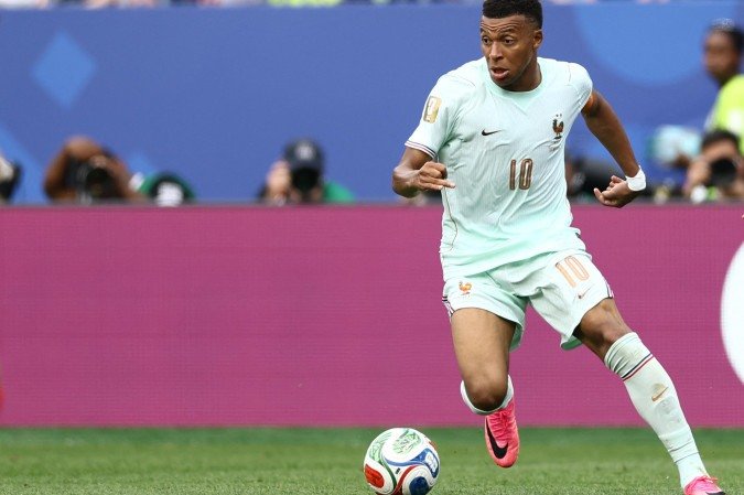 Pela seleção francesa, camisa 10 coleciona 60 gols e 42 assistências em 101 partidas: artilheiro do time -  (crédito: Charly Triballeau/AFP)