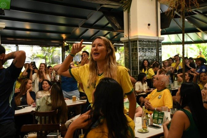 Torcedores vibram no Bar Caju Lim&atilde;o