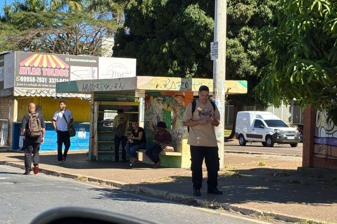 Parada na 703 norte se encontrava com 6 pessoas no aguardo pelo coletivo