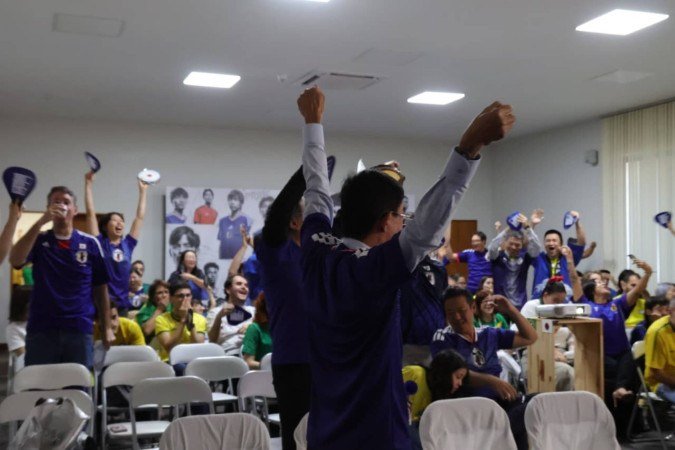 Torcedores japoneses comemoram gol na Embaixada do Japão