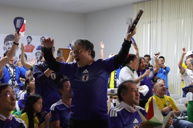 Torcedores japoneses comemoram gol na Embaixada do Japão