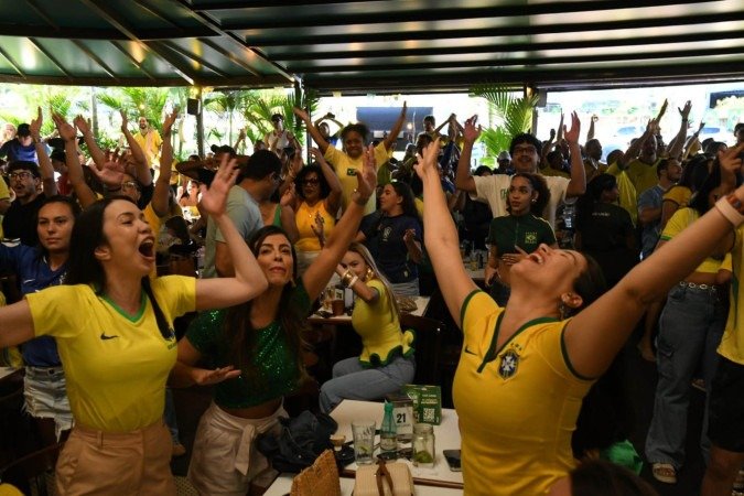 Rafaela (no centro) e Heloiza (à direita) celebram conquista da Seleção - (crédito: Marcelo Ferreira/CB/DA Press) Rafaela (no centro) e Heloiza (à direita) celebram conquista da Seleção - (crédito: Marcelo Ferreira/CB/DA Press)