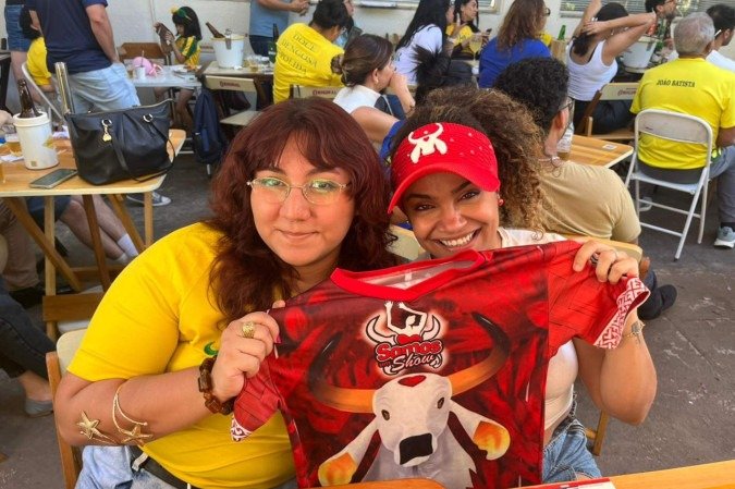 Luisa Xaichavö (à esquerda) e a madrasta, Priscila Peixoto, também aguardavam a disputa do Festival de Parintins